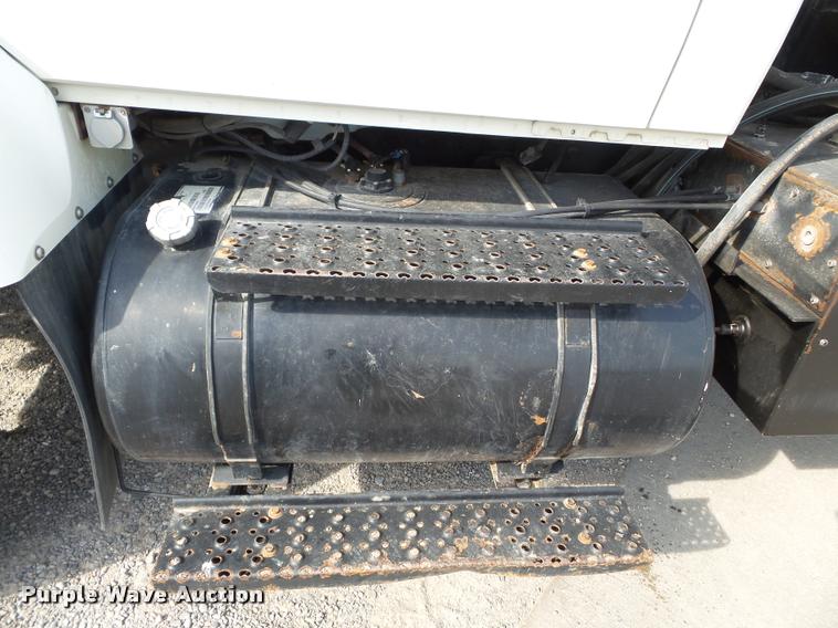 image for item DC6831 2004 International 7400 dump truck