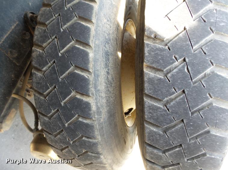 image for item DC6831 2004 International 7400 dump truck