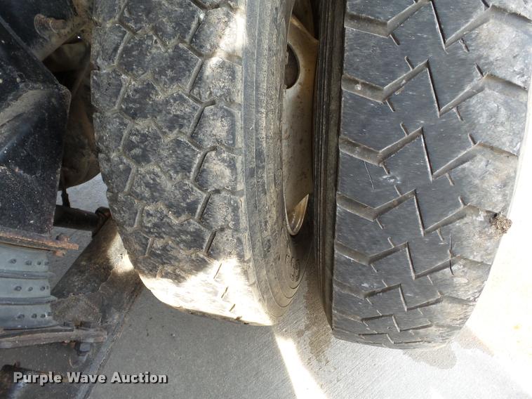 image for item DC6831 2004 International 7400 dump truck