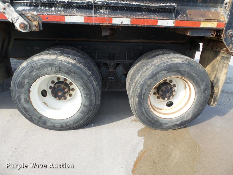 image for item DC6831 2004 International 7400 dump truck