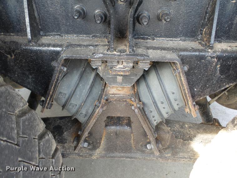 image for item DC6831 2004 International 7400 dump truck