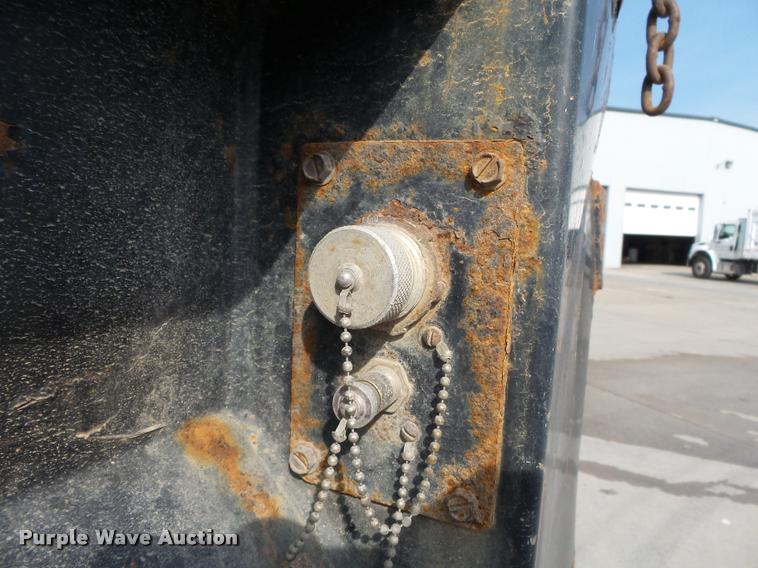 image for item DC6831 2004 International 7400 dump truck