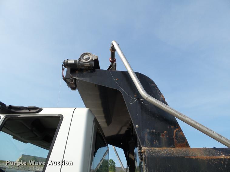 image for item DC6831 2004 International 7400 dump truck