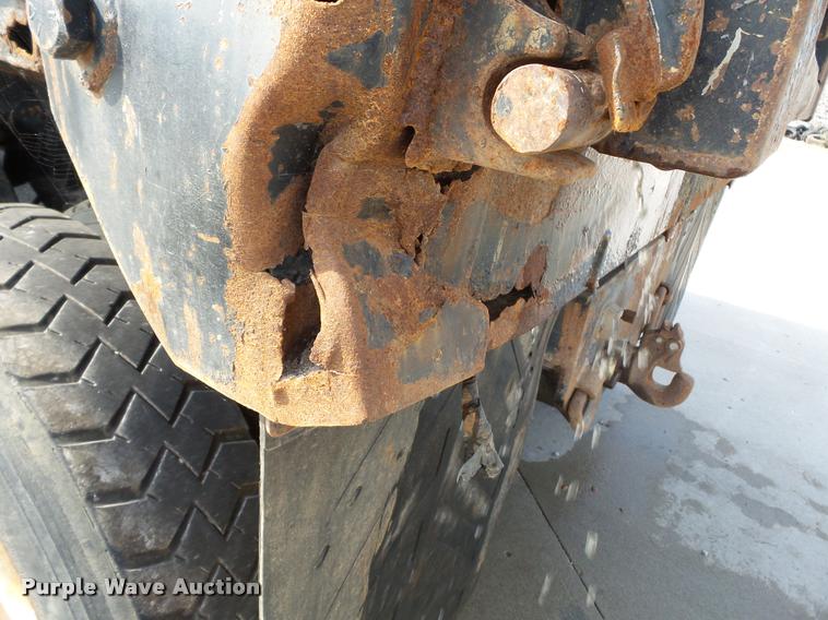 image for item DC6831 2004 International 7400 dump truck