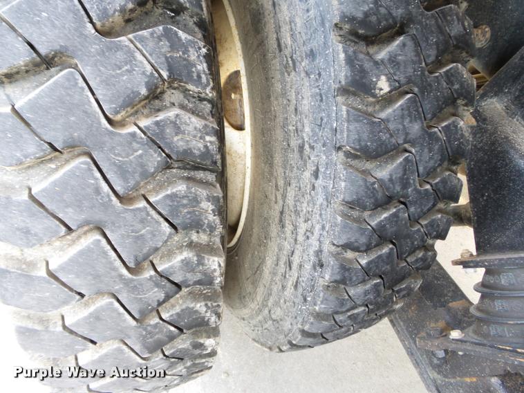 image for item DC6831 2004 International 7400 dump truck