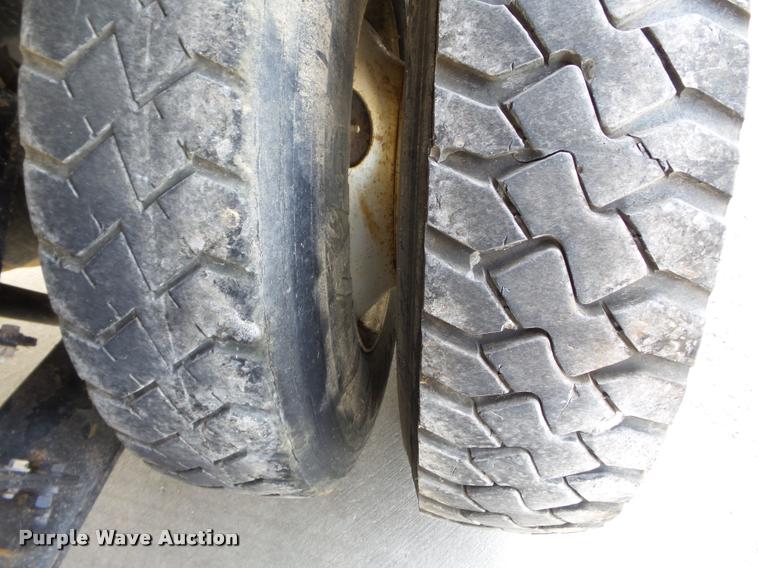 image for item DC6831 2004 International 7400 dump truck