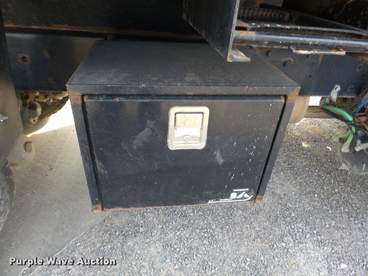 image for item DC6831 2004 International 7400 dump truck