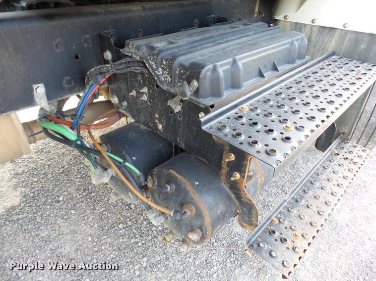 image for item DC6831 2004 International 7400 dump truck