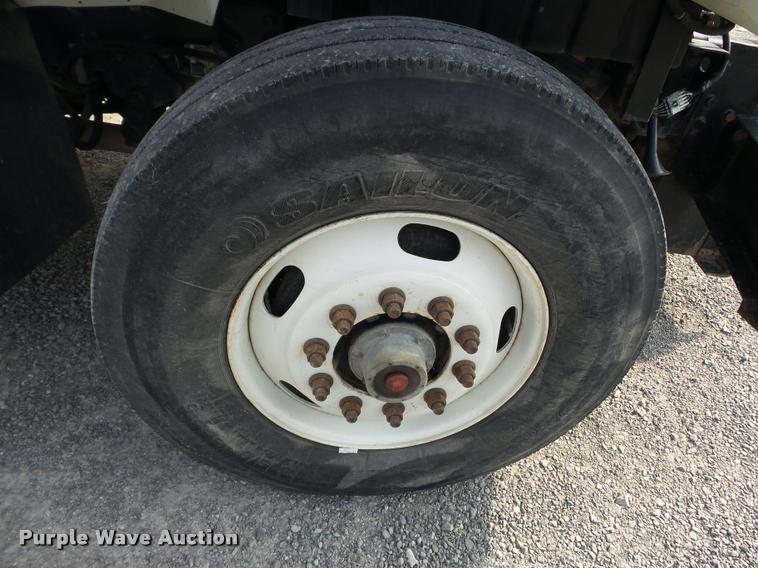 image for item DC6831 2004 International 7400 dump truck