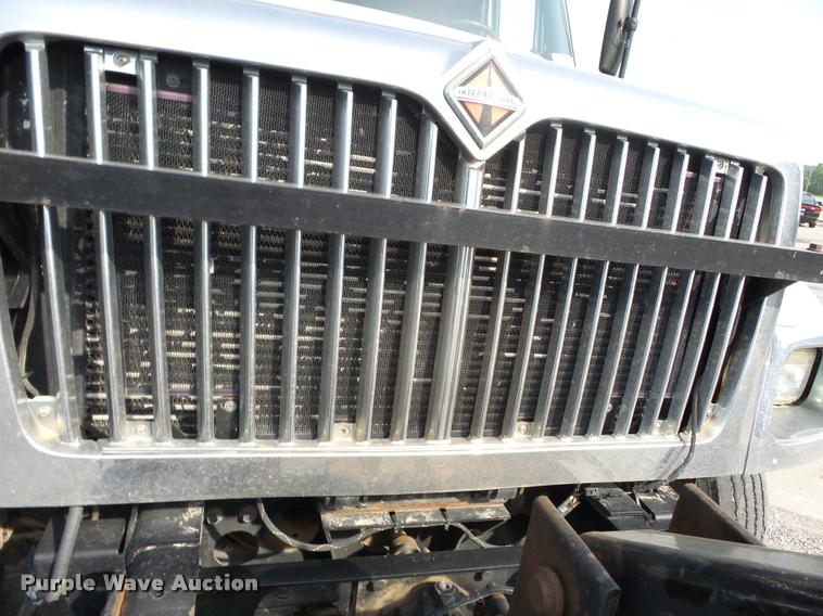 image for item DC6831 2004 International 7400 dump truck