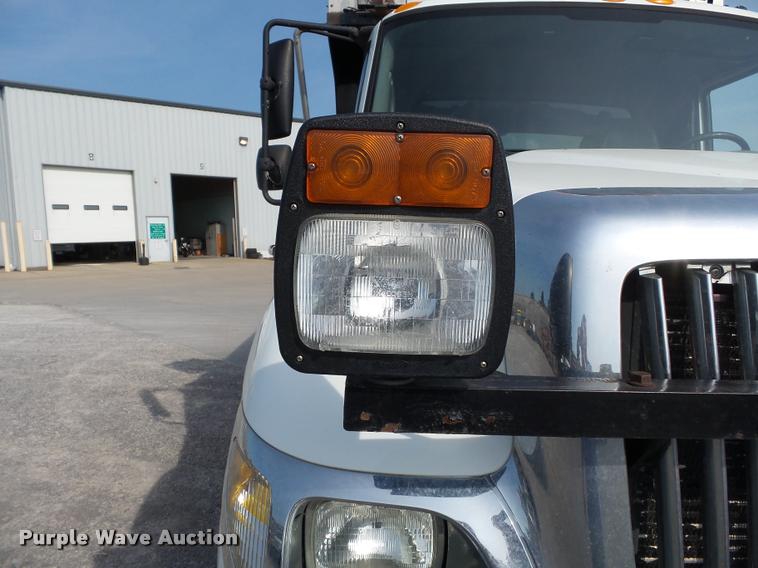 image for item DC6831 2004 International 7400 dump truck