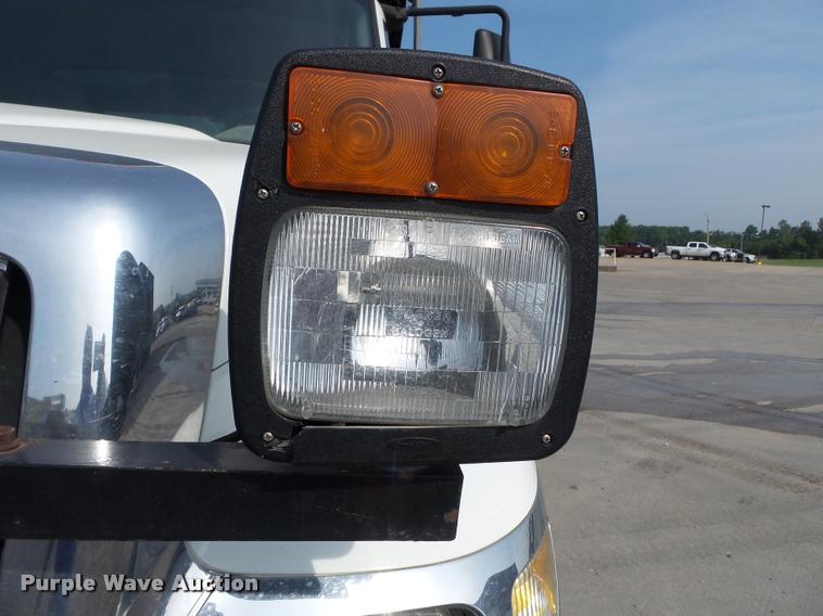 image for item DC6831 2004 International 7400 dump truck