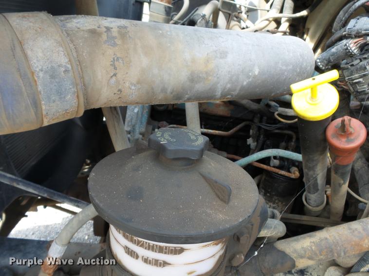 image for item DC6831 2004 International 7400 dump truck