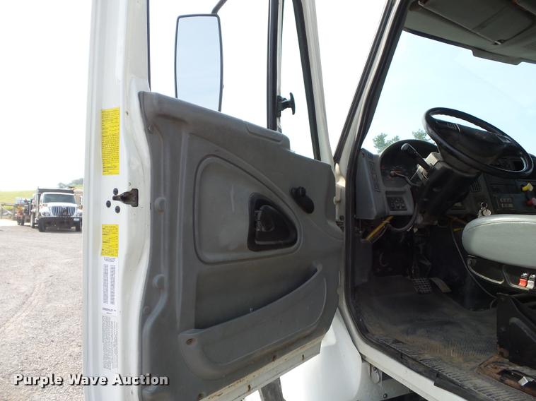 image for item DC6831 2004 International 7400 dump truck