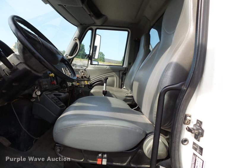 image for item DC6831 2004 International 7400 dump truck