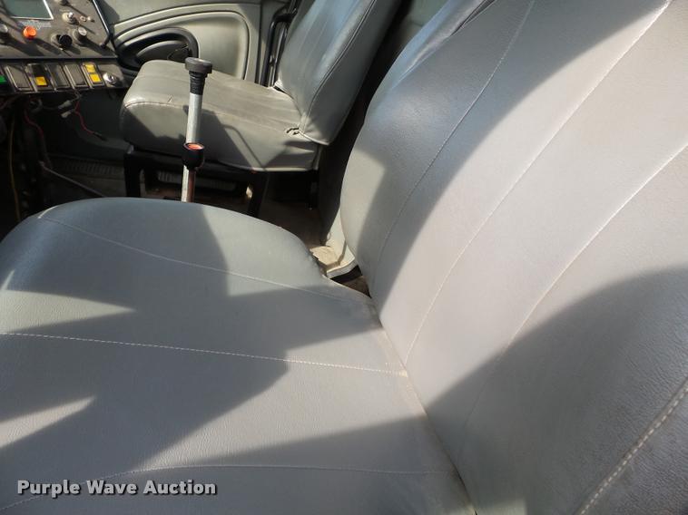 image for item DC6831 2004 International 7400 dump truck