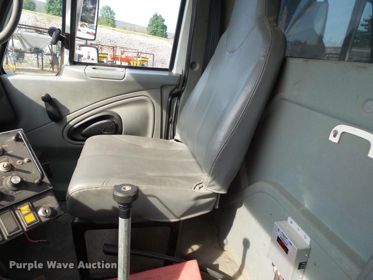 image for item DC6831 2004 International 7400 dump truck