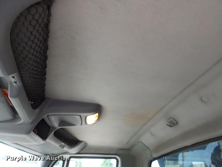 image for item DC6831 2004 International 7400 dump truck