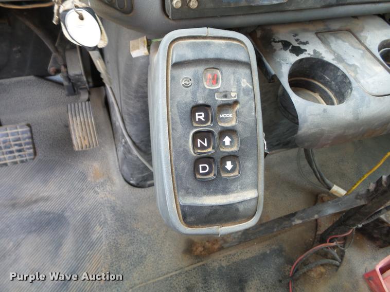 image for item DC6831 2004 International 7400 dump truck