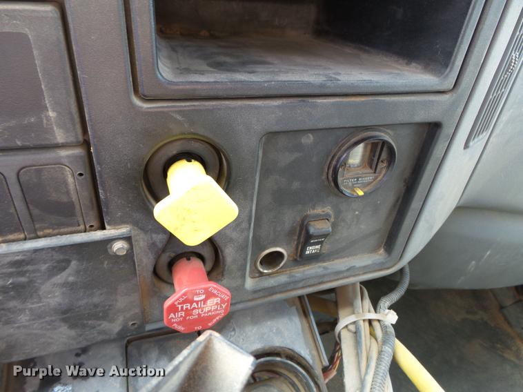 image for item DC6831 2004 International 7400 dump truck