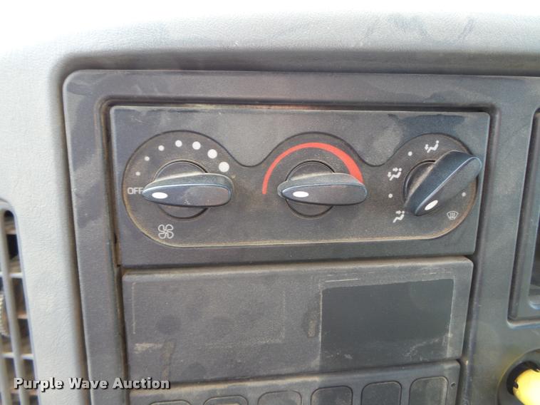 image for item DC6831 2004 International 7400 dump truck