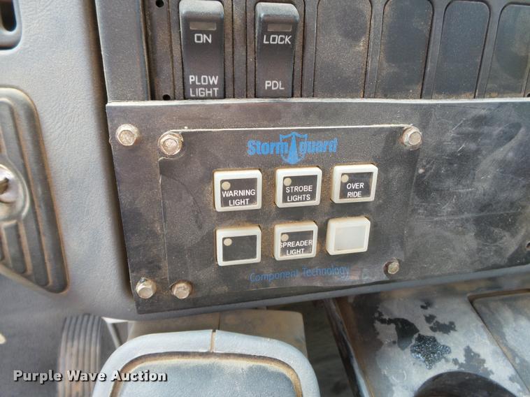 image for item DC6831 2004 International 7400 dump truck