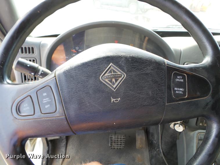 image for item DC6831 2004 International 7400 dump truck