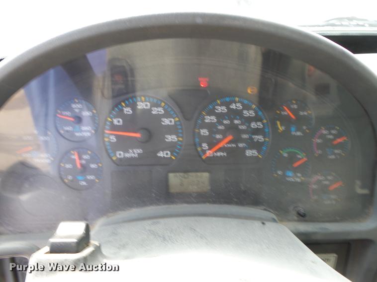 image for item DC6831 2004 International 7400 dump truck