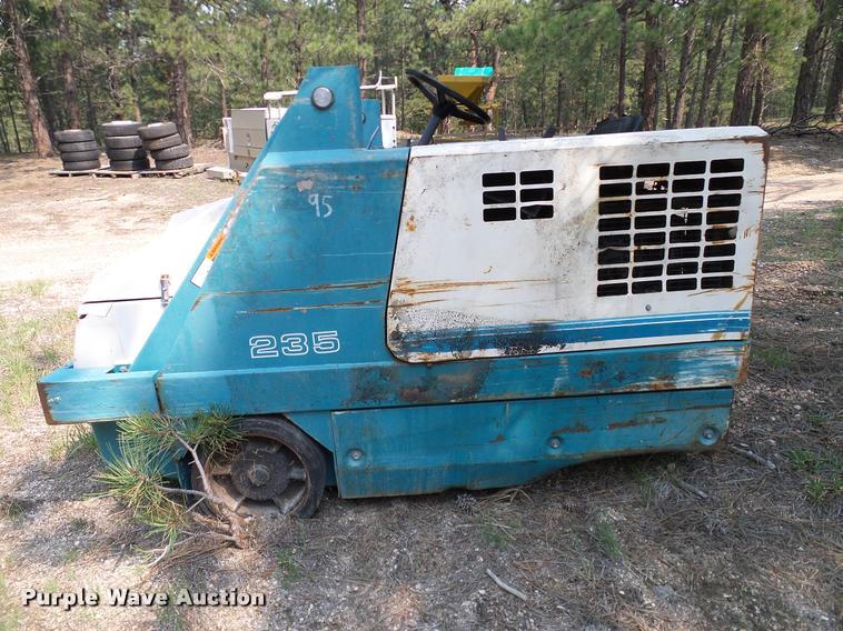 image for item DG9874 Tennant 235 sweeper