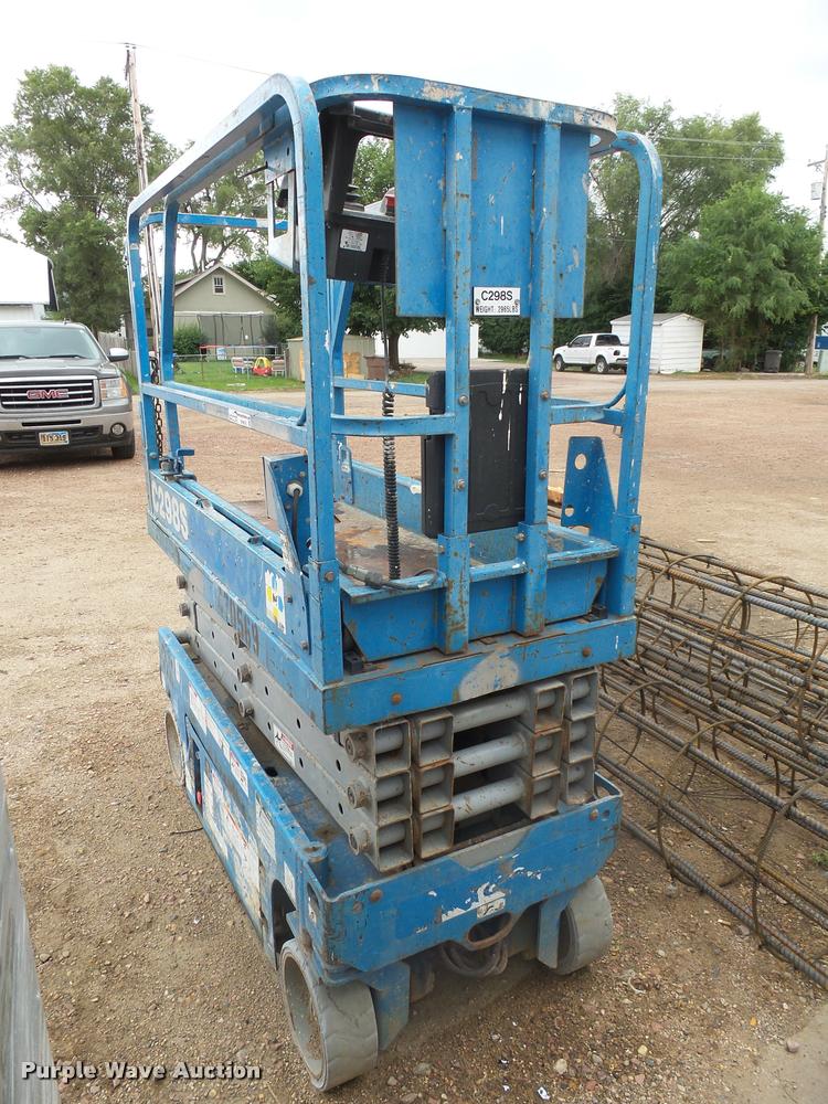 image for item DH9676 Genie GS1930 scissor lift