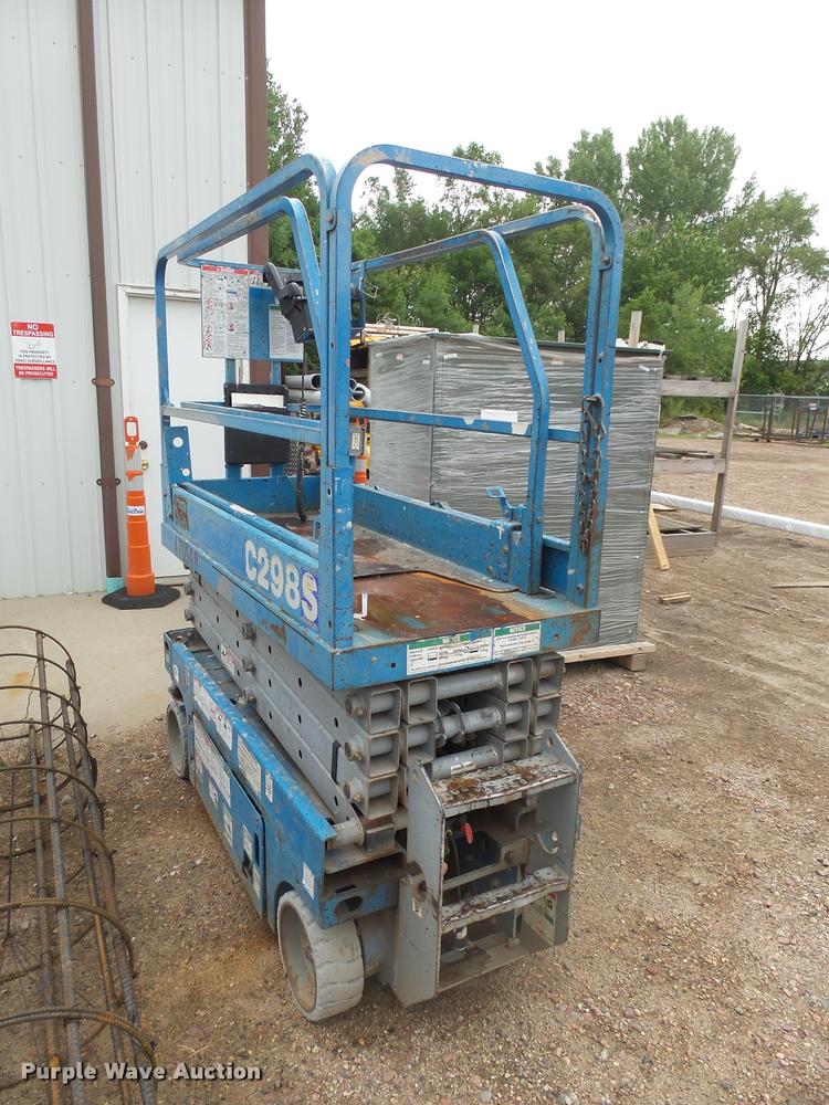 image for item DH9676 Genie GS1930 scissor lift