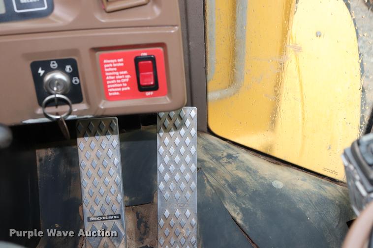 image for item DK9535 2000 John Deere TC62H wheel loader