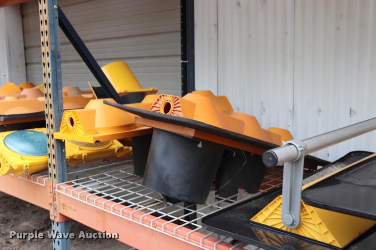 image for item DK9542 Approximately 60 signal heads