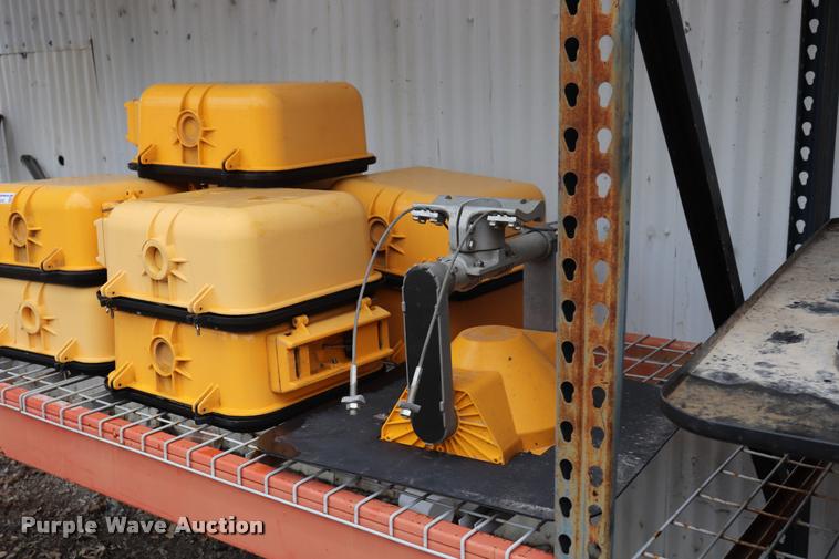 image for item DK9542 Approximately 60 signal heads