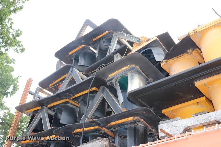 image for item DK9542 Approximately 60 signal heads