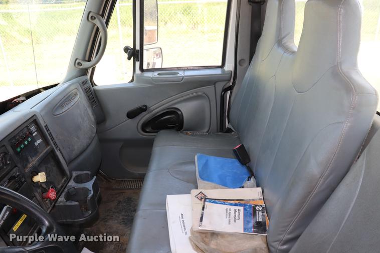 image for item DK9558 2007 International DuraStar 4300 bucket truck