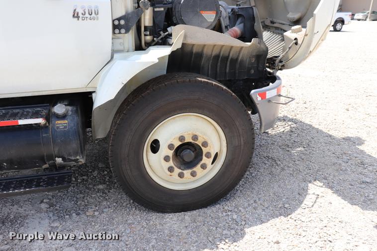 image for item DK9558 2007 International DuraStar 4300 bucket truck