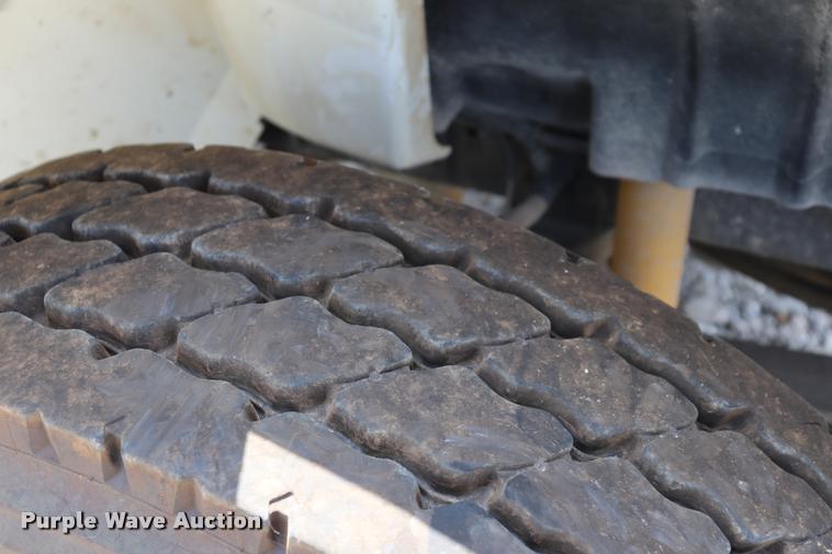 image for item DK9558 2007 International DuraStar 4300 bucket truck