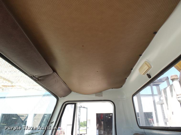 image for item K3265 1986 International 1754 bucket truck