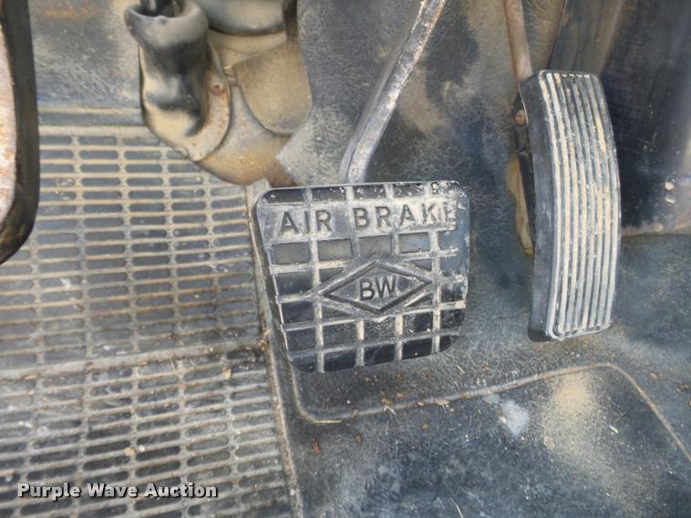 image for item K3265 1986 International 1754 bucket truck