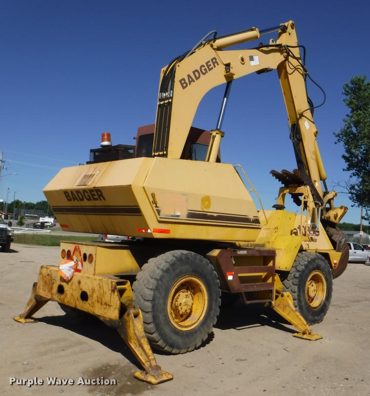 image for item K5873 Badger 1085C Cruiz-Air rubber tire excavator