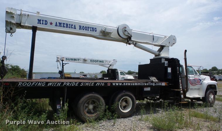 image for item K6462 1993 Ford FT900 crane truck