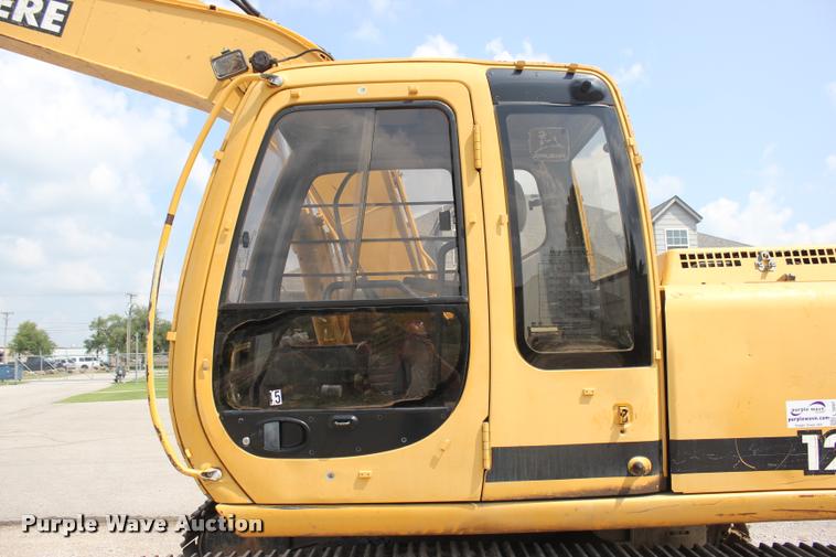 image for item L3207 2000 John Deere 120 excavator