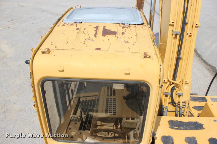image for item L3207 2000 John Deere 120 excavator