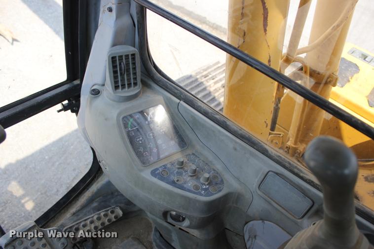 image for item L3207 2000 John Deere 120 excavator