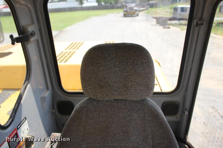 image for item L3207 2000 John Deere 120 excavator