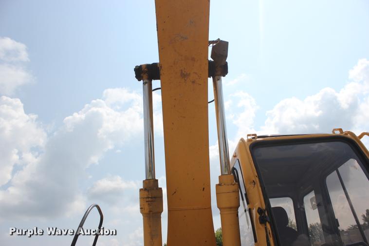 image for item L3207 2000 John Deere 120 excavator