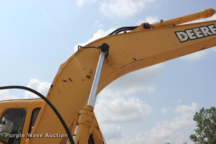 image for item L3207 2000 John Deere 120 excavator
