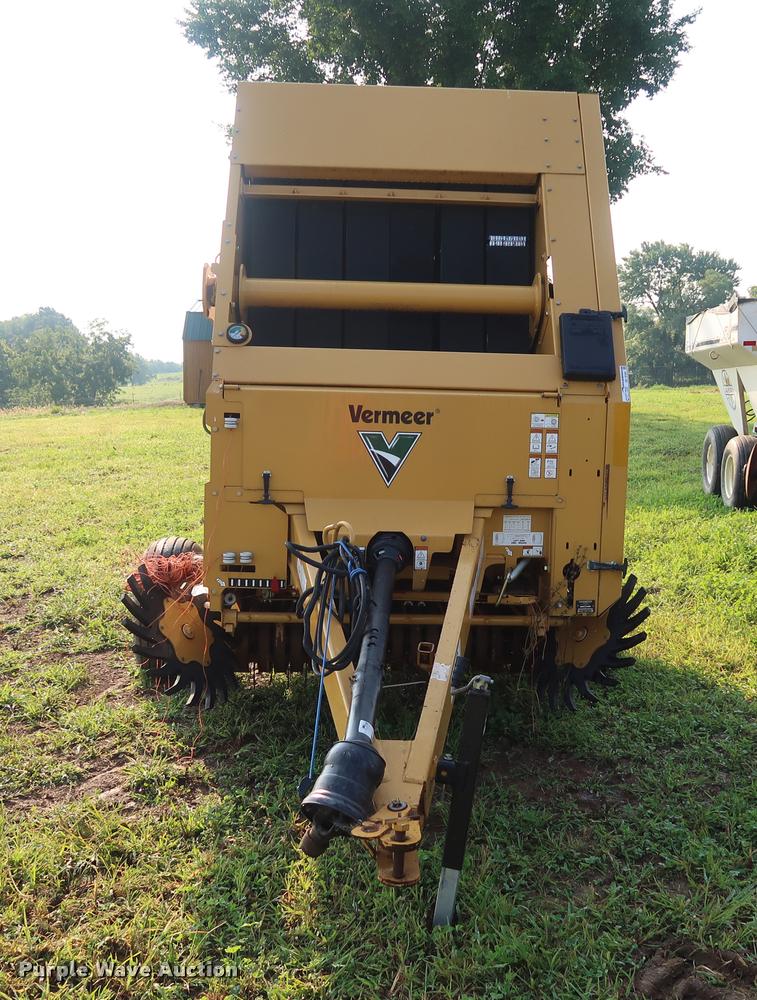 image for item BV9165 Vermeer 664M Rancher round baler