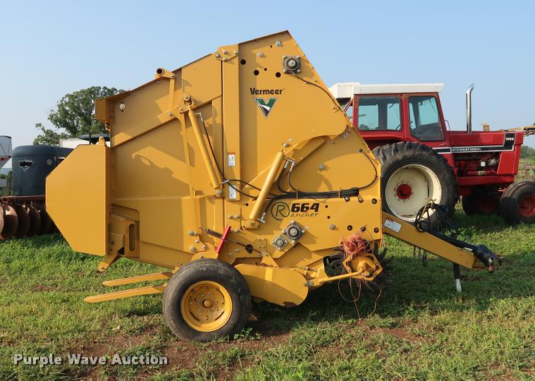 image for item BV9165 Vermeer 664M Rancher round baler
